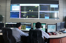 國家電網(wǎng)工作人員認(rèn)真工作