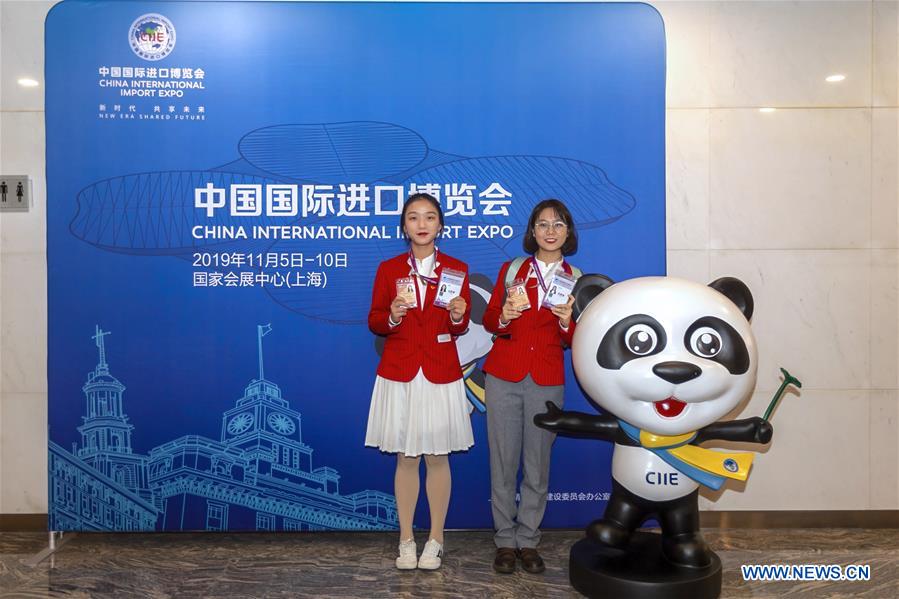 (CIIE)CHINA-SHANGHAI-CIIE-VOLUNTEERS (CN)