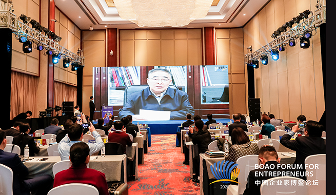 國家榮譽稱號獲得者、中國工程院院士、天津中醫(yī)藥大學校長張伯禮在視頻致辭