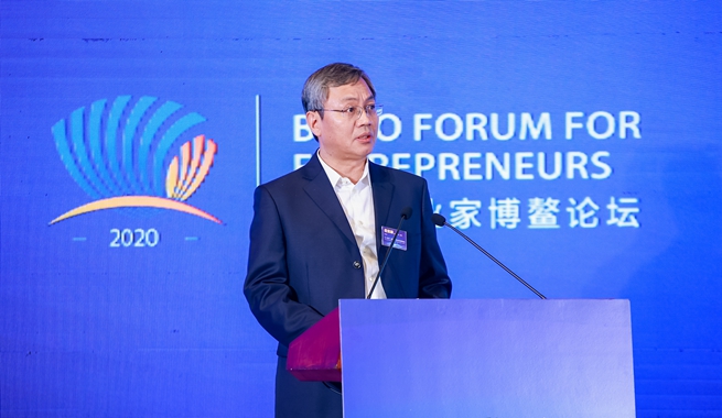 山東能源集團黨委副書記、董事岳寶德演講