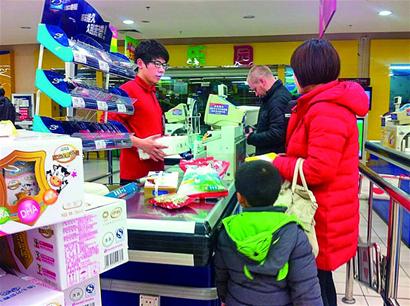 樂購(gòu)員工稱內(nèi)部盜竊罰款達(dá)百倍 負(fù)責(zé)人稱記不清