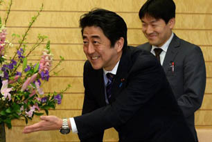 安倍，討來的達沃斯演講