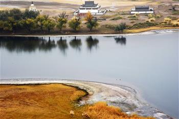 碧水和流線(xiàn)畫(huà)出美麗巴丹吉林