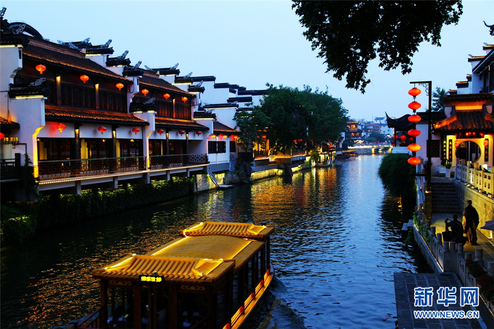 夜色秦淮河，璀璨醉人心