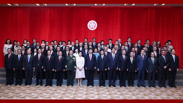 習(xí)近平會(huì)見香港特別行政區(qū)新任行政、立法、司法機(jī)構(gòu)負(fù)責(zé)人