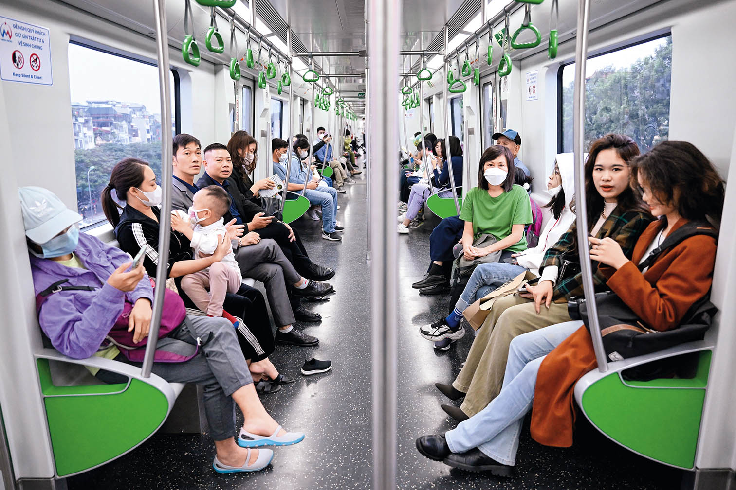 人们在越南河内乘坐吉灵 - 河东线轻轨。河内吉灵 - 河东线轻轨由中国中铁六局集团有限公司承建,是中越两国共建“一带一路”的标志性项目 程一恒摄/本刊 人们在越南河内乘坐吉灵 - 河东线轻轨。河内吉灵 - 河东线轻轨由中国中铁六局集团有限公司承建,是中越两国共建“一带一路”的标志性项目 程一恒摄/本刊