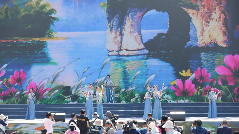 花語湖畔、香動凌源 女子水晶樂坊亮相第五屆中國凌源百合節(jié)