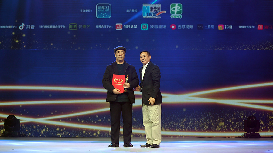 廖文勝為&ldquo;粉筆畫老師&rdquo;張舉文頒獎