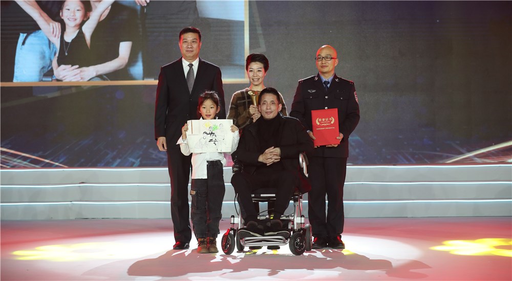 頒獎(jiǎng)嘉賓為第三位年度感動(dòng)人物張海林、朱丹丹夫婦頒獎(jiǎng)