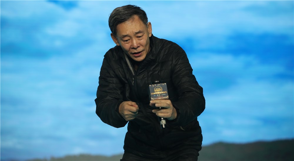 演員李光復現(xiàn)場表演第六位年度感動人物&ldquo;超能大叔&rdquo;何永云的故事