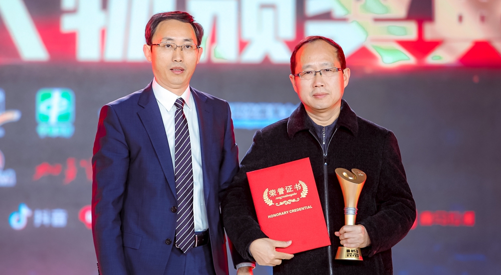 頒獎(jiǎng)嘉賓為&ldquo;時(shí)代楷模"張富清頒發(fā)特別致敬獎(jiǎng)