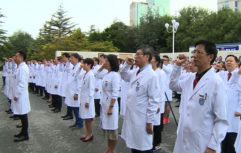 致敬偉大改革｜對話40年，講述身邊的健康故事（第二十集）&mdash;&mdash;設(shè)立醫(yī)師節(jié)，醫(yī)務(wù)人員有了自己的節(jié)日