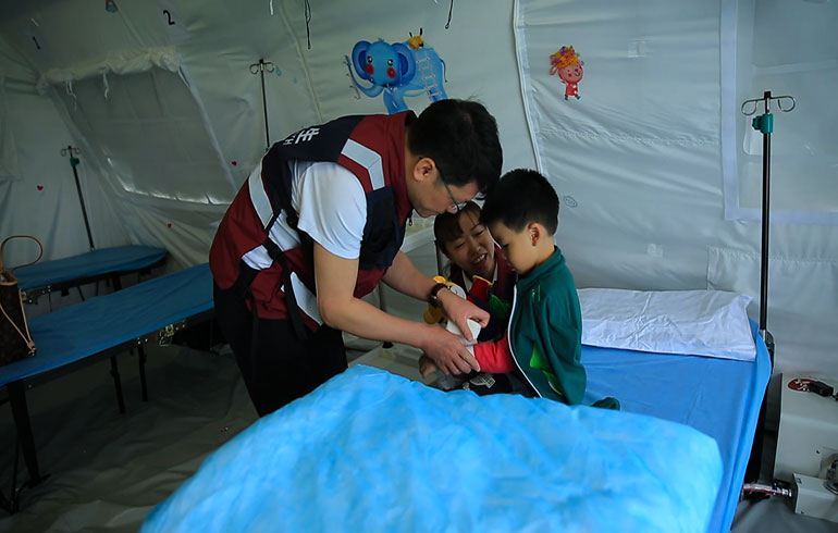 致敬偉大改革｜對話40年，講述身邊的健康故事（第十四集）&mdash;&mdash;白衣衛(wèi)士：與時(shí)間賽跑