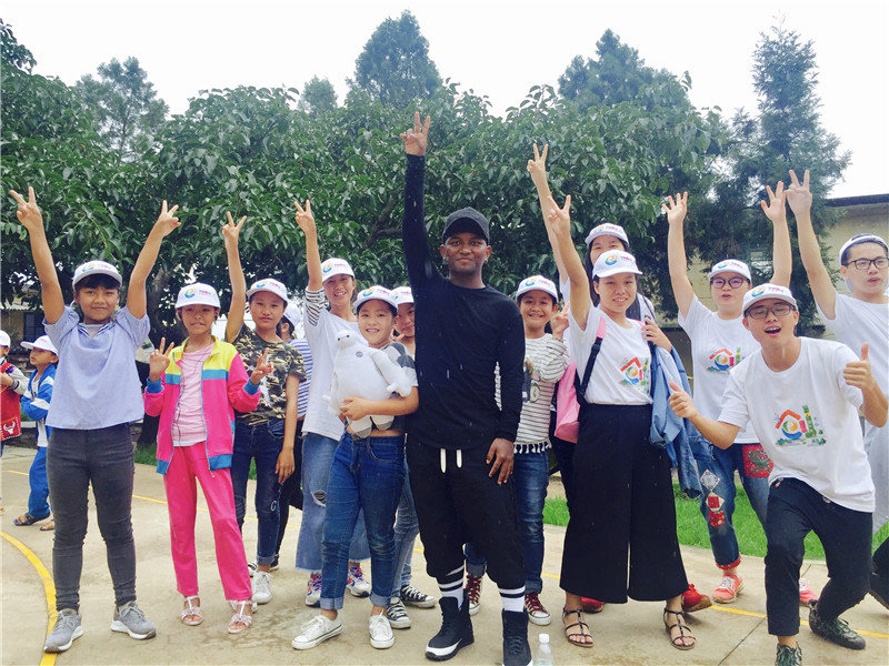 e創(chuàng)公益大使與志愿者、小朋友一起鄉(xiāng)村運動會
