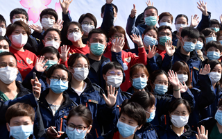 稟父老：樓蘭破，人平安，白衣戰(zhàn)士把家還！