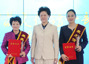舒曉琴為獲獎(jiǎng)?wù)邊蔷辗?、高平珍頒獎(jiǎng)