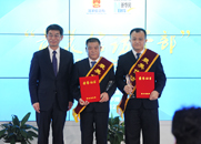 劉正榮為獲獎(jiǎng)?wù)咭踪t孝、張海威頒獎(jiǎng)