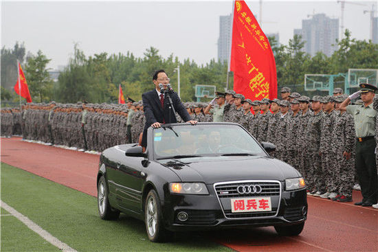 安徽高校院長(zhǎng)坐敞篷車閱兵