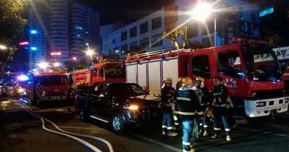 ?？诩瘟甏髲B電纜井起火 玻璃掉落致1人重傷