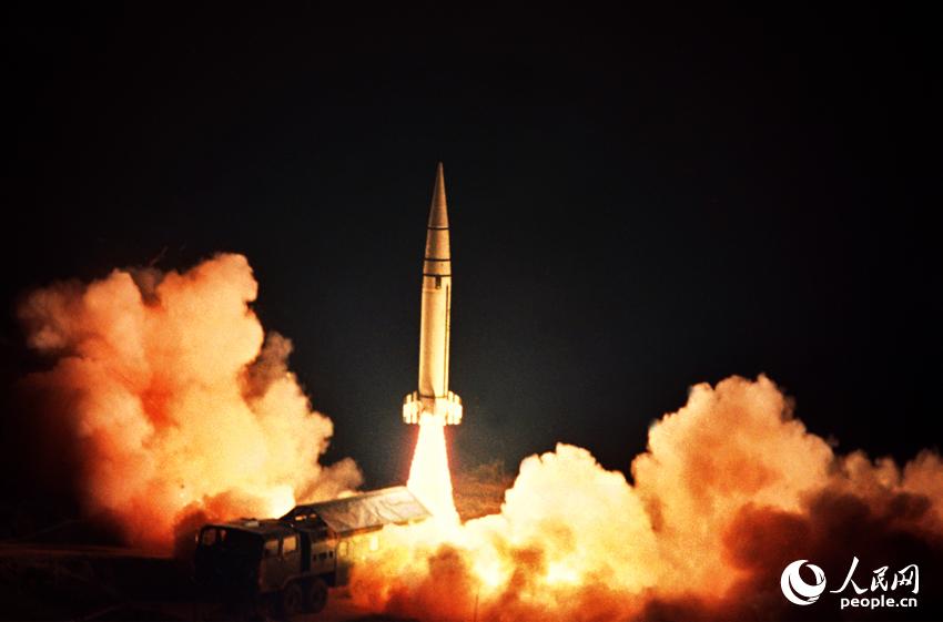 戈壁驚雷。馮根鎖攝