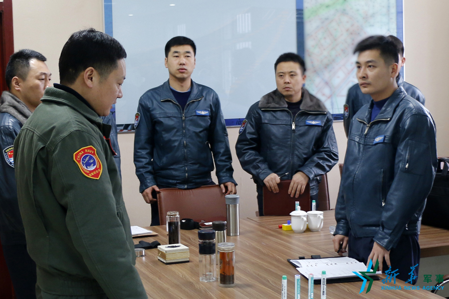 張超（右一）飛行后參加講評(píng)。