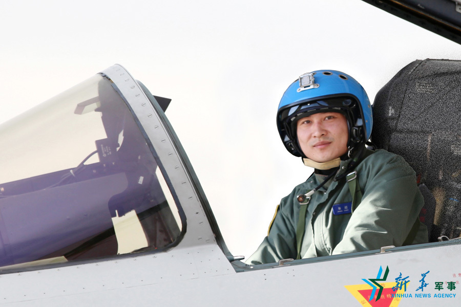 &uarr;戰(zhàn)機(jī)上準(zhǔn)備起飛的張超。