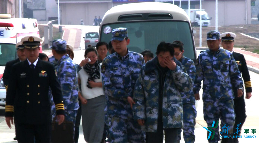 &uarr;資料圖片：張超的父親（右四）揮淚送別張超。