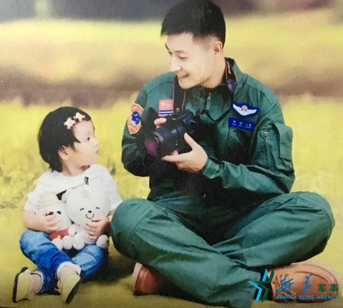 &uarr;資料圖片：被選為艦載戰(zhàn)斗機(jī)飛行員的張超與女兒合影。