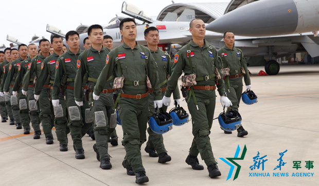 &uarr;飛行員列隊(duì)進(jìn)場(chǎng)。