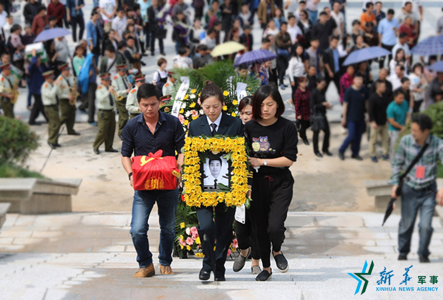 &uarr;張超烈士骨灰安葬儀式。