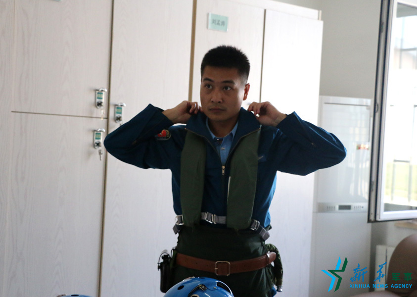 &uarr;資料圖片：張超嚴(yán)格按規(guī)定著裝參加飛行訓(xùn)練。