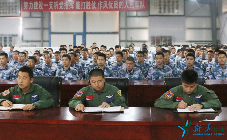 資料圖片：張超（右一）參加部隊(duì)思想政治教育。