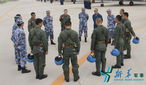 飛行后，黨委班子現(xiàn)場講評飛行情況。