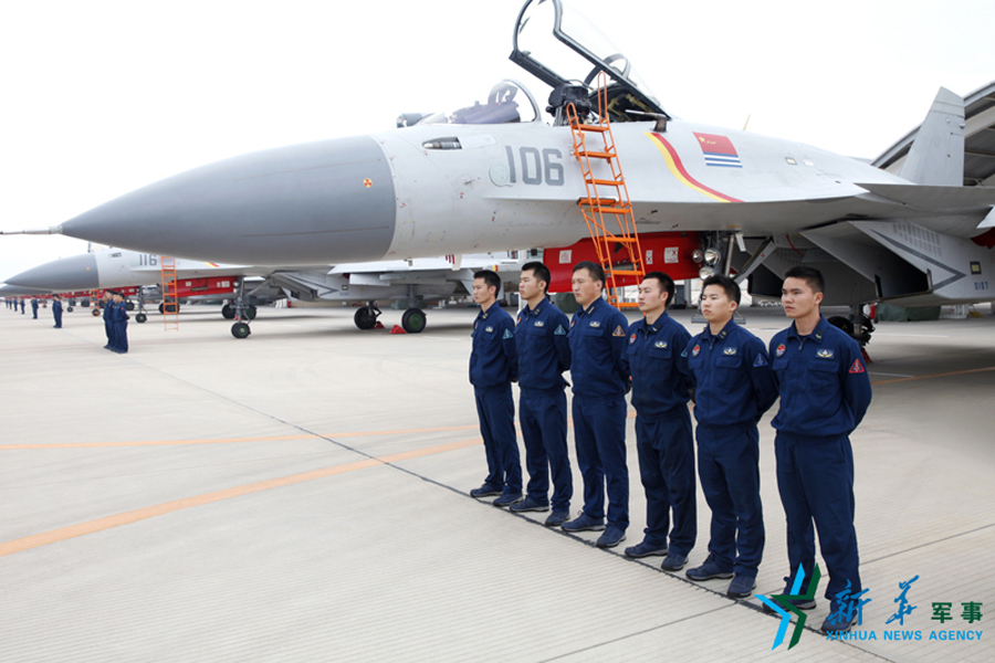 &uarr;機(jī)務(wù)官兵為戰(zhàn)鷹保駕護(hù)航。