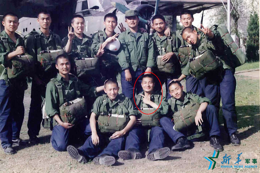 &uarr;資料圖片：張超跳傘前合影留念。