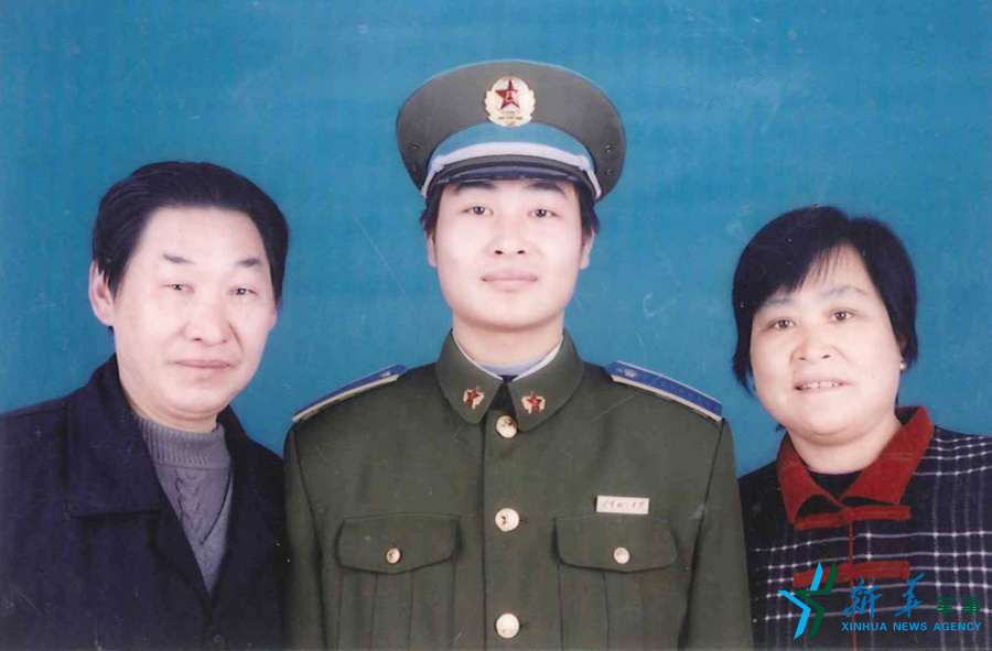 &uarr;資料圖片：張超考入飛行學院后成為全家的驕傲。