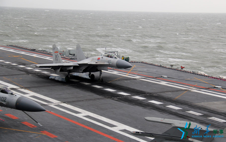 &uarr;資料圖片：艦載戰(zhàn)斗機下落著艦瞬間。