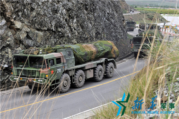 &uarr;向疏散隱蔽地域?qū)嵤└咚贆C(jī)動(dòng)。（宋來(lái)蕤攝）