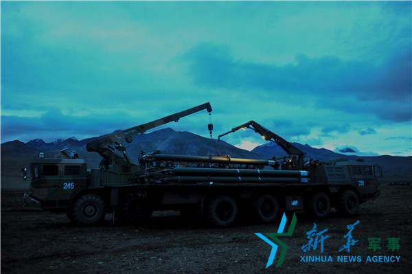 &uarr;昏暗條件下錘煉官兵火箭彈調(diào)裝技能 。（宋來(lái)蕤攝）