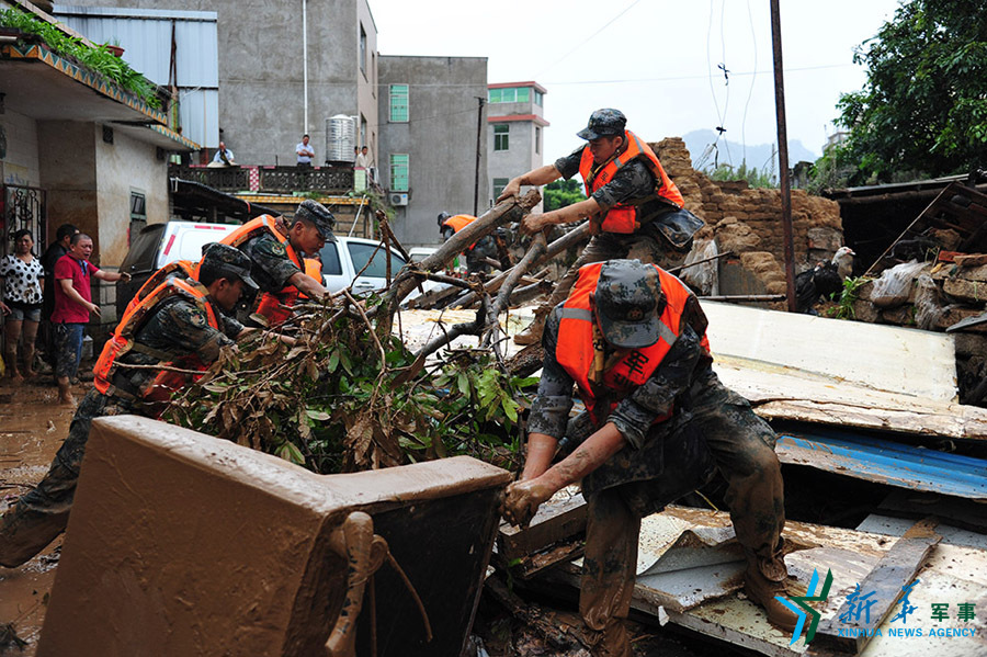 &uarr;第31集團軍某裝甲旅官兵幫助長泰恢復災后秩序。鐘晨菲攝