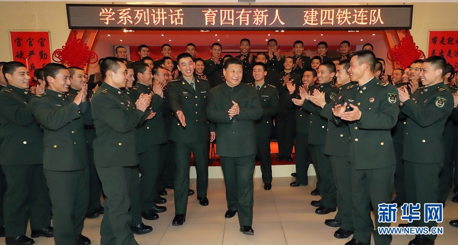 1月23日，習(xí)近平專程來到陸軍第65集團軍，深入基層連隊，看望慰問官兵，代表黨中央和中央軍委，向全軍指戰(zhàn)員、武警部隊官兵、民兵預(yù)備役人員致以誠摯問候和新春祝福。這是習(xí)近平在該集團軍&ldquo;大功三連&rdquo;同官兵在一起。新華社記者李剛攝