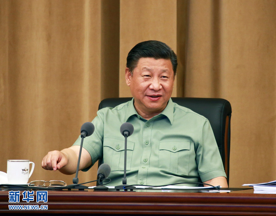 5月24日，中共中央總書(shū)記、國(guó)家主席、中央軍委主席習(xí)近平視察海軍機(jī)關(guān)，親切接見(jiàn)海軍第十二次黨代會(huì)全體代表和海軍機(jī)關(guān)正師職以上領(lǐng)導(dǎo)干部。這是習(xí)近平聽(tīng)取海軍工作匯報(bào)后發(fā)表重要講話(huà)。 新華社記者 查春明 攝 