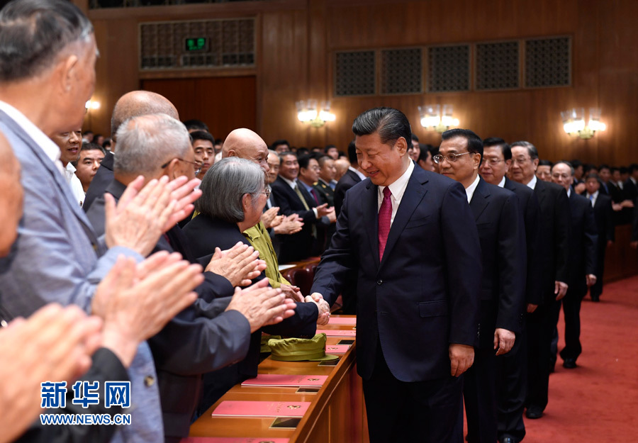 7月28日，慶祝中國人民解放軍建軍90周年文藝晚會《在黨的旗幟下》在北京人民大會堂舉行。中共中央總書記、國家主席、中央軍委主席習(xí)近平和李克強、張德江、俞正聲、劉云山、王岐山、張高麗等黨和國家領(lǐng)導(dǎo)人，與首都3000多名各界群眾一起觀看演出。演出開始前，習(xí)近平等與老戰(zhàn)士、老同志代表和&ldquo;八一勛章&rdquo;獲得者親切握手。新華社記者 李學(xué)仁 攝