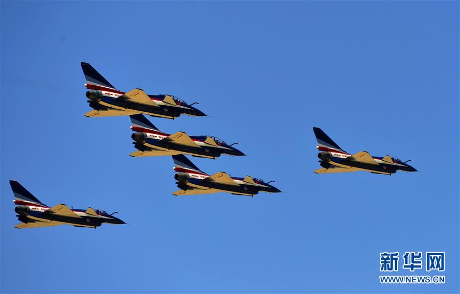 （圖文互動(dòng)）（1）改革開放讓中國的空天更安全&mdash;&mdash;全民國家安全教育日空軍向民眾展現(xiàn)殲－10特技飛行目擊記