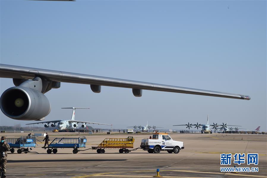 （聚焦疫情防控&middot;圖文互動(dòng)）（4）空軍第四次向武漢大規(guī)?？者\(yùn)醫(yī)療隊(duì)員和物資
