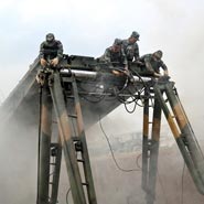 實(shí)拍解放軍架設(shè)&ldquo;大塊頭&rdquo;自動(dòng)化鋼橋