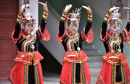 武警福建總隊(duì)&ldquo;文藝輕騎隊(duì)&rdquo;到定點(diǎn)扶貧村慰問(wèn)演出記事