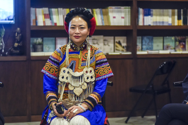 阿牛阿呷：對(duì)彝族姑娘來說，胎教就是彝族的刺繡文化，但是當(dāng)我們走出來，我們覺得我們對(duì)其他支系的服飾知識(shí)了解太少了，需要學(xué)習(xí)的很多，所以開辦了這個(gè)專業(yè)。