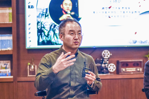 王曉昕：語言問題其實(shí)是非遺傳承所面臨的一個(gè)普遍問題。非遺傳承人可能有很好的技藝，但是因?yàn)檎Z言問題沒有辦法與外面的人交流，就失去了傳承的機(jī)會(huì)。