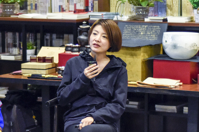 秦思：堅(jiān)持還是因?yàn)闊釔郏乙恢毕氚延幸饬x的事情做得有意思。我希望有更多的人來關(guān)注非遺文化，把文化融入到工藝當(dāng)中。